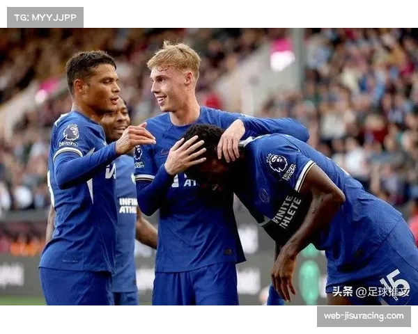 伦敦德比温情时刻 切尔西球迷救助昏厥阿森纳对手彰显足球精神 伦敦德比温情时刻 切尔西球迷救助昏厥阿森纳对手彰显足球精神