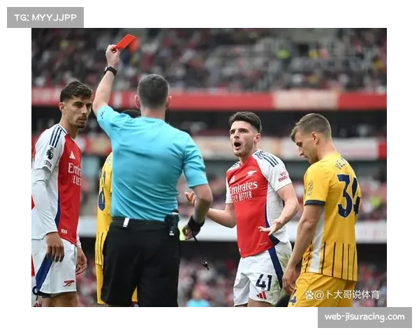 主裁判误判引发球员围堵，VAR介入后改判平息争议